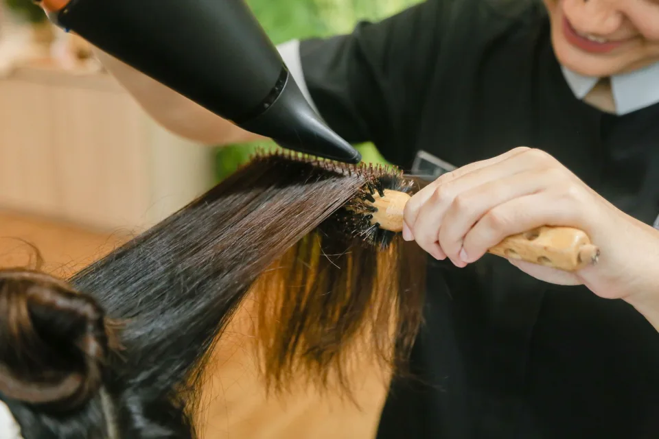 Tóc hư xơ sau tẩy — hấp phục hồi và cắt tỉa lại — sau